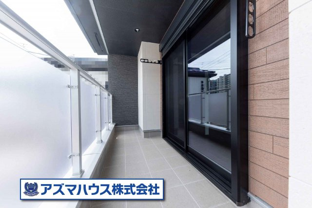 外観のアクセントにもなっているスケルトンバルコニー。軽やかな印象を与えます。