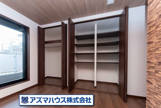 7.8帖の主寝室には、ダブルクローゼット付き！衣類や小物などをまとめて収納でき、居住空間スッキリ。
