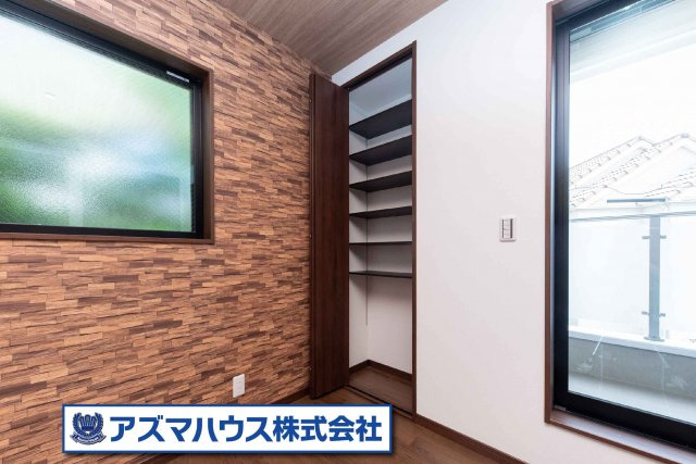 主寝室にはクローゼットに加え、用途に合わせて幅を調節できる可動棚付きの収納をご用意！