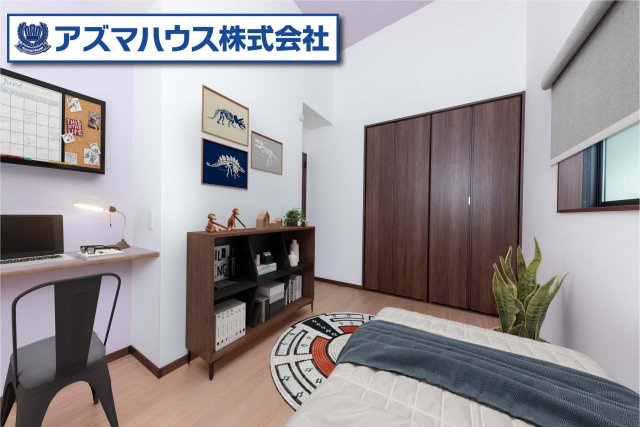 5.6帖洋室のカウンタースペース！壁を向いての作業は集中しやすいのもうれしいポイント。※実際の室内写真にCGで家具インテリア等を配置しております。