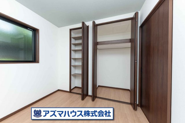5.6帖納戸には、クローゼットと可動棚付き！お子様の成長と共に物が増えても安心ですね。