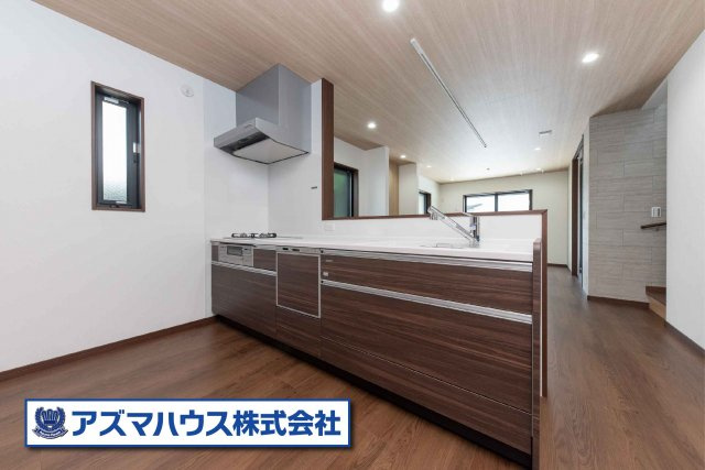 食洗機搭載で洗浄から乾燥までワンタッチ！耐久性・耐熱性に優れたガラストップコンロを採用しています。