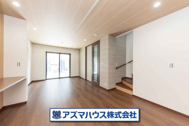 リビングには、お子様のスタディコーナーやテレワークにも便利なカウンタースペースをご用意！