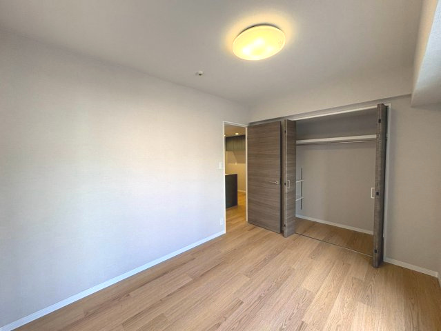 洋室5.8帖・収納付きで、お部屋がすっきり片付きます。