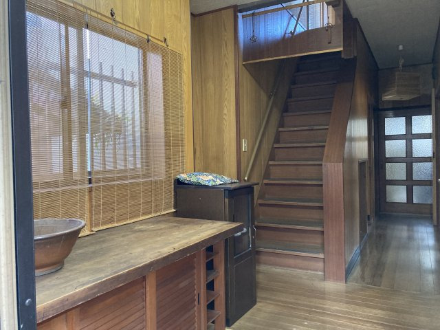 木の温もりが広がる古民家風の玄関スペース。落ち着いた雰囲気が来客を優しく迎え入れます。階段もゆとりのある造りで、移動もスムーズ。収納スペースもあり、生活動線にも配慮された設計です。