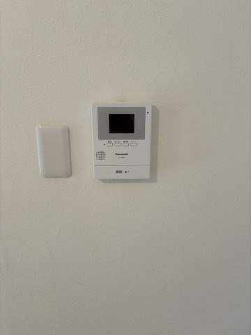 来訪者がしっかりと確認できるテレビモニター付きインターホンとなっております。