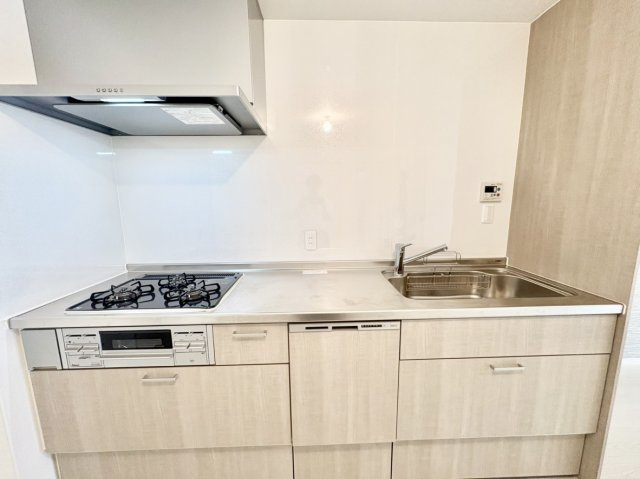 リビングやダイニングの居住空間を最も広々と使える壁付けシステムキッチンとなっております。あったら便利な食洗器付きとなっております。