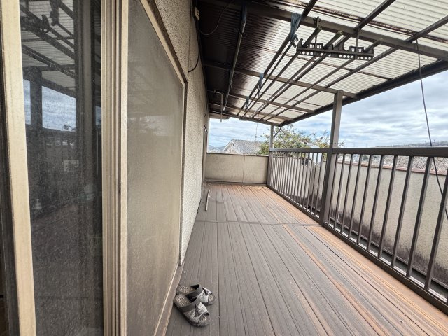 奥行きと幅にゆとりのあるバルコニーは洗濯物をたっぷり干せる実用的なスペース。屋根付きのため急な雨でも安心でき天候に左右されにくいのも嬉しいポイント。2階ならではの開放感があります。