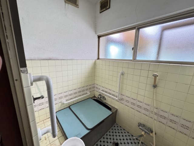 窓付きで換気がしやすく自然光も取り込める明るい浴室。手すりが設置されており、安全面にも配慮された造りです。ゆったりとした浴槽で、一日の疲れをしっかりと癒していただけます。シンプルで使いやすい空間です。