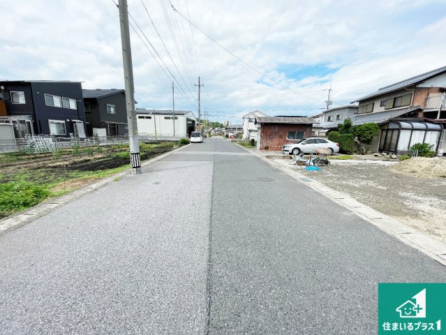 周辺は落ち着いた街並みの住宅地！子育てがしやすい住環境です！まだ未完成ですが、現地でしかわからない事もございます。是非一度ご覧ください。