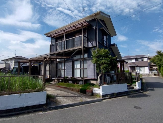 ・水回り交換済み（浴室・トイレ・キッチン）　・畳交換　・リビング、2階和室床張替　・外壁塗装　・太陽光パネル搭載　・駐車場2台可能　・お庭　・牛久小学校