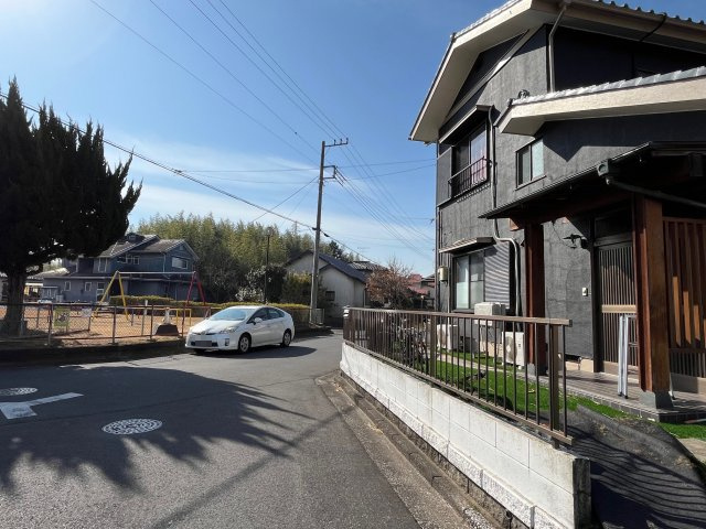 交通量も少なく車の出し入れもスムーズです！　自然豊かな環境でのびのび子育てにも適しています。