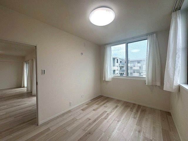 約4.5帖の洋室です。