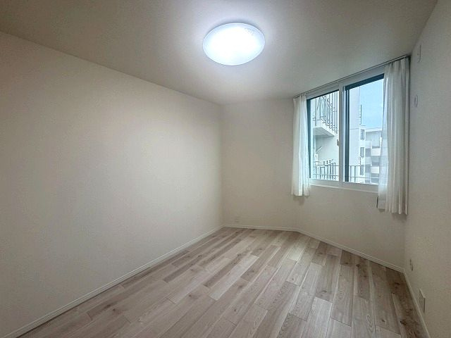 約6.3帖の洋室です。