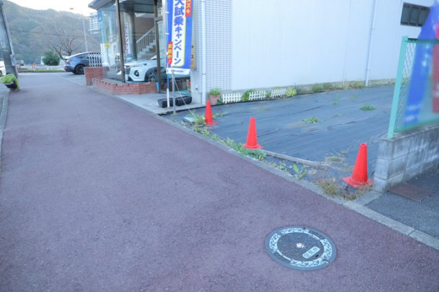 現地に行くなら、物件の周囲の地形がどうなっているかを見ることも大切です。周辺より低くなっている土地では、大雨などで水が集まりやすいため、地盤が弱くなっているということも考えられるため、注意が必要です。