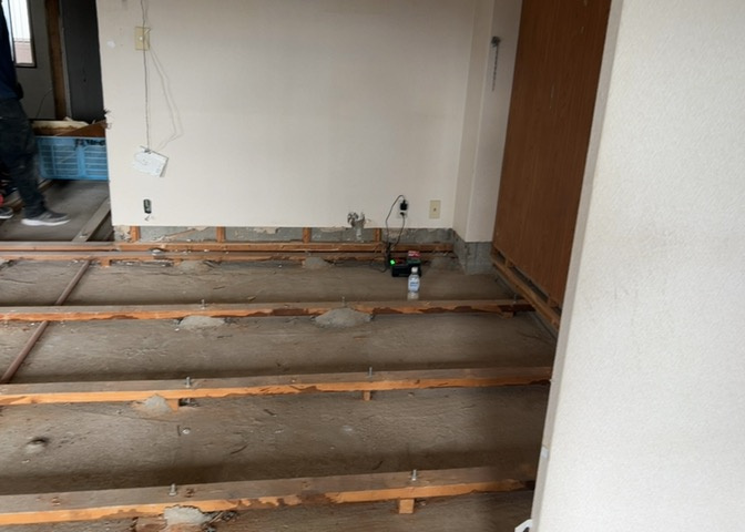 洋室のメリットは重い家具が置きやすく、身の回りが整理しやすいことです。　床がフローリングのため畳とは異なり凹みにくいです。　クローゼットなど収納が豊富で、普段使わない旅行カバンや服の整頓も簡単にです。