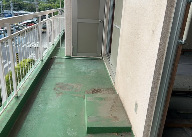バルコニーは、室外の専用スペースのうち、「屋根がなく開放された空間」であるものを指します。ベランダより広いタイプのものが多く、日当たりもよいため家庭菜園などを楽しみたい人にとって適した環境となります。