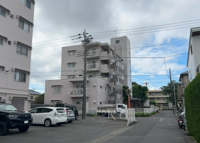 外観はマンション管理がされているかの目安になります。築年数が古いと、壁面は劣化してひび割れが生じることも！建物が古びていても細かいところが修繕されていると、きちんと管理されているなぁと感じるでしょう。