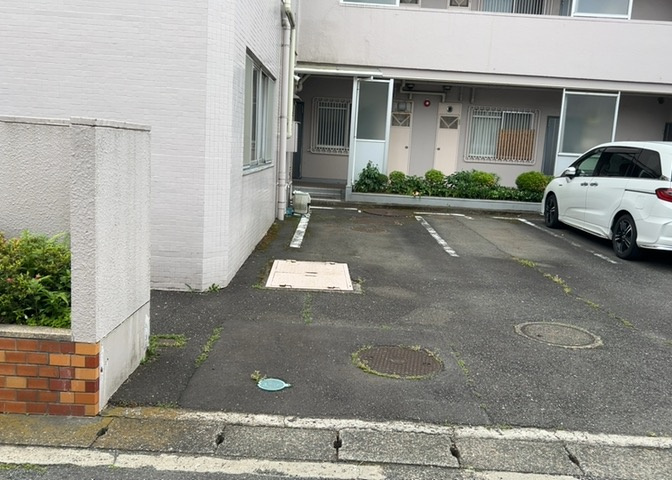 車一台あたりに必要なスペースは、標準サイズの普通自動車で横幅2m50cm、長さ5mは必要になります。ただし、乗降のことも考慮して横幅3m30cm、長さ5m50cmほどは確保できるところを選びましょう。