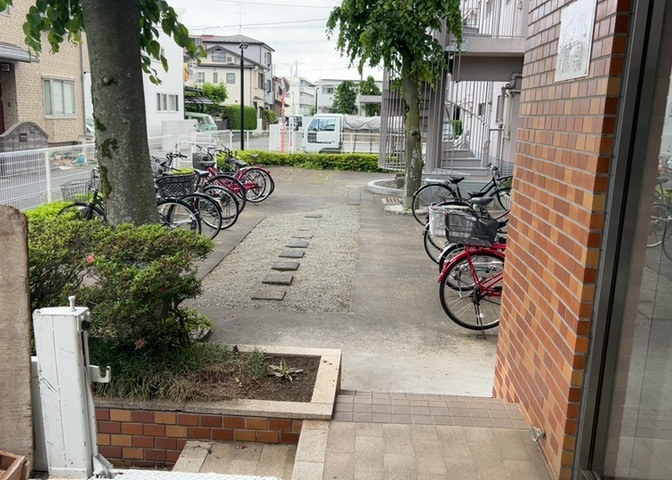 マンションの駐輪場は、事前に空きがあるか確認を取ると安心です。せっかく入居したのに駐輪スペースがない！なんてことになったら大変ですよね。そこで、内見時や購入前にはまず事前に確認しておくと良いでしょう。