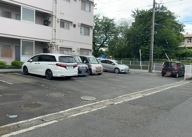 駐車場と明記されていても、最小スペースでつくられた駐車場だと大型車は駐車できなかったり、出入りしにくくなったりする可能性があります。お車のサイズと購入したい物件の駐車場のサイズを現地で確認しましょう。