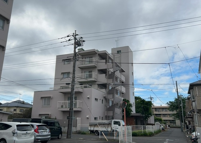 物件によっては、入居者が個人的に使用できる専用庭がついているものもあります。また、住宅の中にある土間の部分を庭と呼ぶこともあります。庭の用途は住む人によって変わり、それによってデザインもさまざまです。