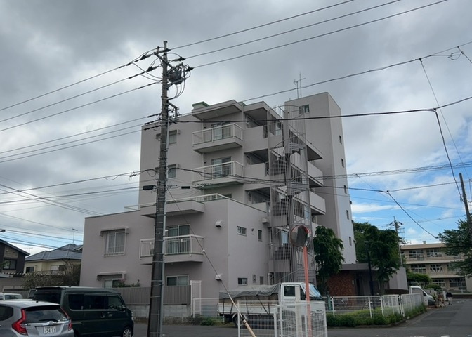 中庭（パティオ）とは、一つの建築物の内部に設けられた、壁などで囲われている庭のことを指します。コの字型、ロの字型が主流ですが、L字型の中庭もあります。最近では、インテリア性の高さからも人気があります。