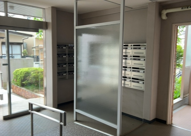 エントランス付近に設置されている集合ポストは、住んでいる部屋と離れているため、ポストをあさるなど誰かに何かされていても被害に気づきにくいです。入居する時には他人に特定されにくい番号で鍵をかけましょう！