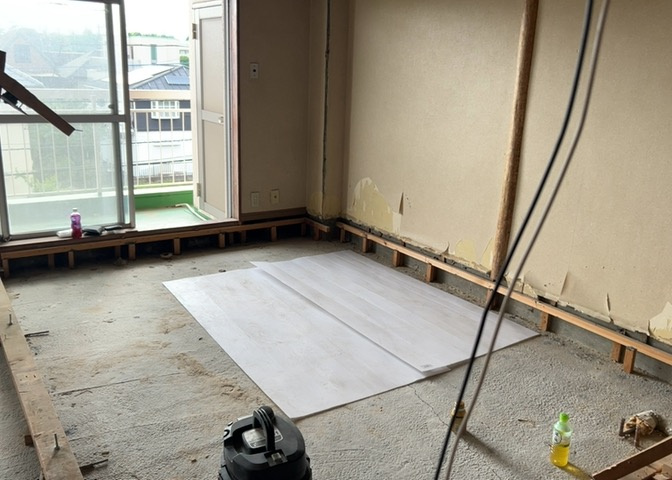 直線タイプはLとDKを一直線に並べた形で対面キッチンのタイプです。一般的なのでよく見かけるかもしれません。直線タイプに似た直接アイランドタイプは、キッチンとダイニングの間に壁がない分広く感じられます。