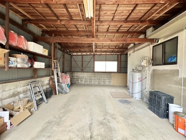 屋根もついており、物置としても使っていただけます。