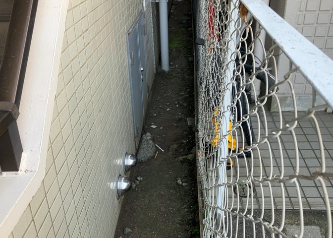 中庭（パティオ）とは、一つの建築物の内部に設けられた、壁などで囲われている庭のことを指します。コの字型、ロの字型が主流ですが、L字型の中庭もあります。最近では、インテリア性の高さからも人気があります。