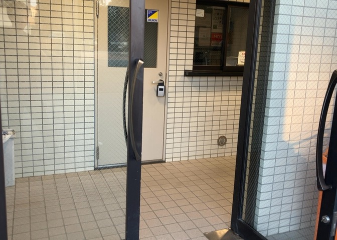 マンションのエントランスには、もともと風よけや防犯の役割がありますが、マンションによって宅配ボックスなどの設備が備わっている所もあります。日々の生活をイメージしながら生活しやすさをチェックしましょう。