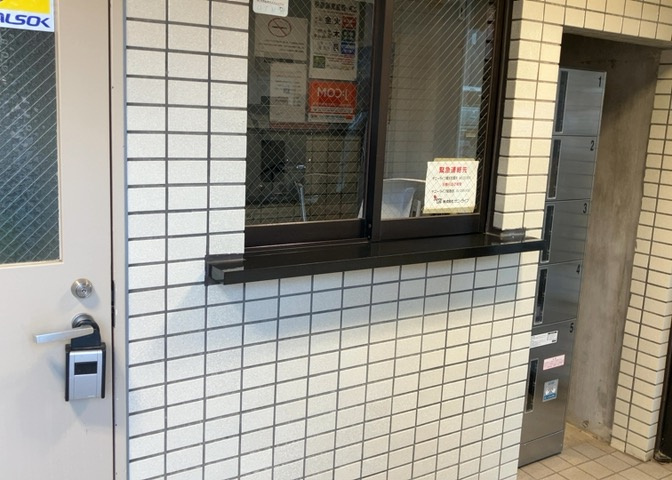 受付はマンションコンシェルジュがいる場合もあれば、管理人が滞在する小部屋を総称して呼ぶことがあります。主にエントランスに設置されていることから、防犯面でも期待ができます。防犯設備がない場合はより安心！