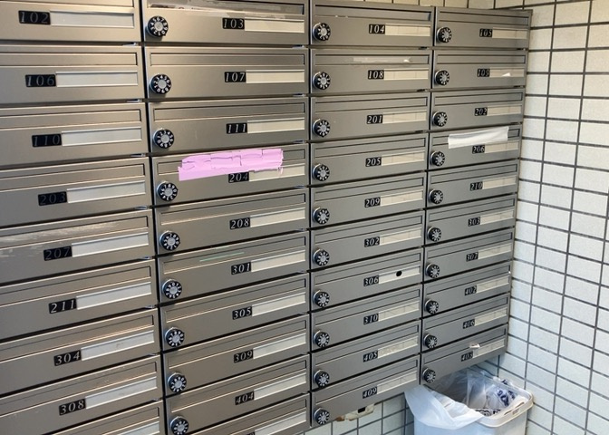 エントランス付近に設置されている集合ポストは、住んでいる部屋と離れているため、ポストをあさるなど誰かに何かされていても被害に気づきにくいです。入居する時には他人に特定されにくい番号で鍵をかけましょう！