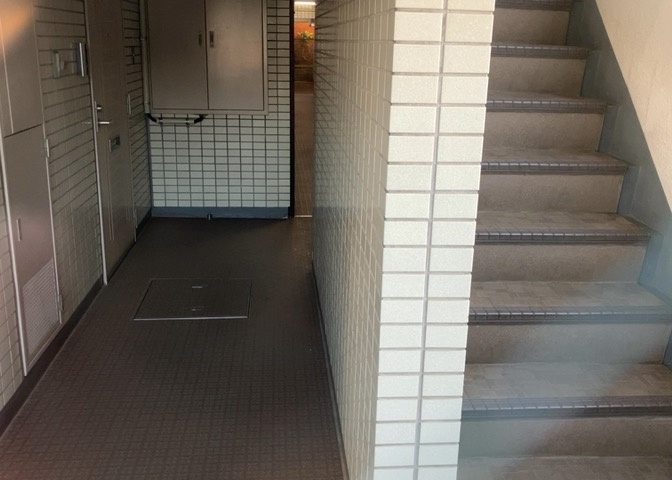 ロビーというと、エントランスと何がちがうの？と思いますよね。実はロビーとエントランスには明確な決まりはありません。物件によっては、エントランスを入って広がるある程度の広さのある空間がロビーとなります。