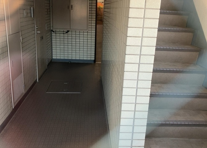 共用部分は、一棟の建物に住む区分所有者全員が共同で所有するとし、共用部分の管理、補修などは、区分所有者で形成される管理組合が行います。個人の判断で勝手に変更することはできませんので覚えておきましょう。