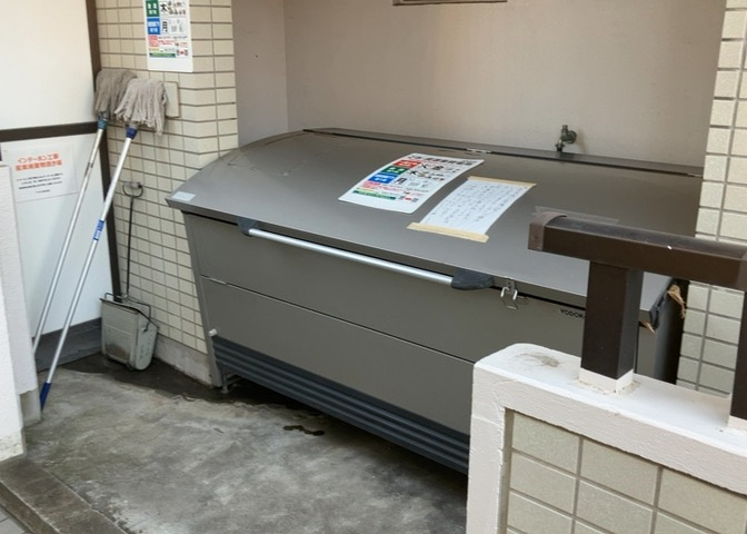 共有部分は、住民なら誰もが使える設備のこと。例えば駐車場やエレベーター、インターネット設備、セキュリティ設備などがあります。他にも、マンションの廊下・外部階段やエントランス・ゴミ置き場などがあります。