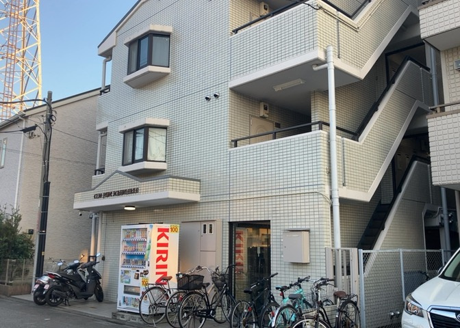 道幅が広い場所は日当たりや風通が良好です。幅が広いのですれ違いも可能ですし大きな車でも駐車可能！一方で、大型車が通ることも多くなるため交通量の増加により騒音に繋がります。また土地の値段が高くなります。