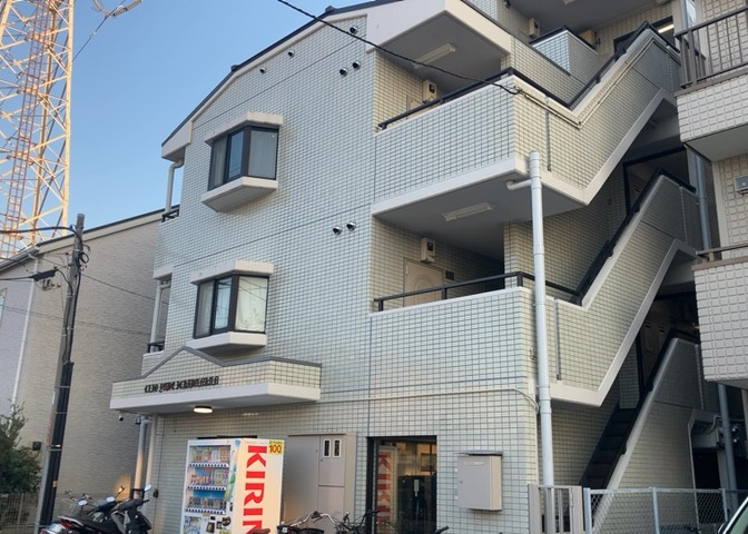 ＲＣ造、Reinforced　Concreteは直訳すると補強されたコンクリートです。主に柱や梁・床・壁が鉄筋とコンクリートで構成おり、鉄筋を組んだ型枠にコンクリートを流し込んで固めたものを指します。