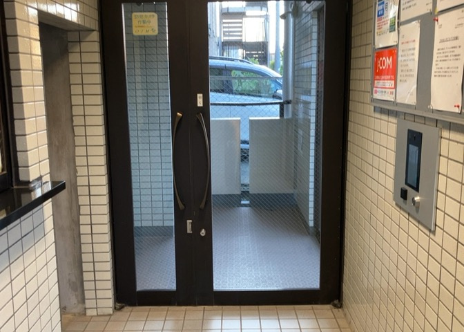 玄関は家の顔でもあり、家族以外の目にも止まる場所です。玄関は外との間を仕切る扉、靴などをしまっておく収納スペース、靴脱ぎのたたきスペース、来客とのやり取りをするドアホンなど複数のアイテムからなります。