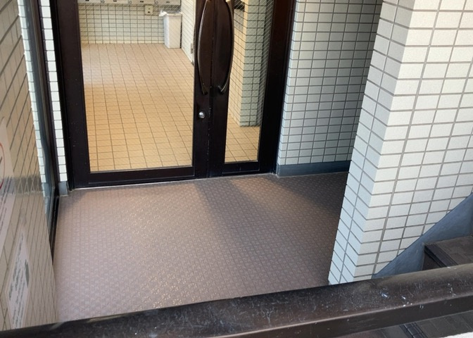 共有部分は、住民なら誰もが使える設備のこと。例えば駐車場やエレベーター、インターネット設備、セキュリティ設備などがあります。他にも、マンションの廊下・外部階段やエントランス・ゴミ置き場などがあります。