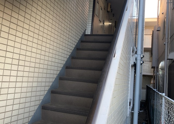 共用部分は、一棟の建物に住む区分所有者全員が共同で所有するとし、共用部分の管理、補修などは、区分所有者で形成される管理組合が行います。個人の判断で勝手に変更することはできませんので覚えておきましょう。