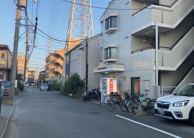 外観はマンション管理がされているかの目安になります。築年数が古いと、壁面は劣化してひび割れが生じることも！建物が古びていても細かいところが修繕されていると、きちんと管理されているなぁと感じるでしょう。