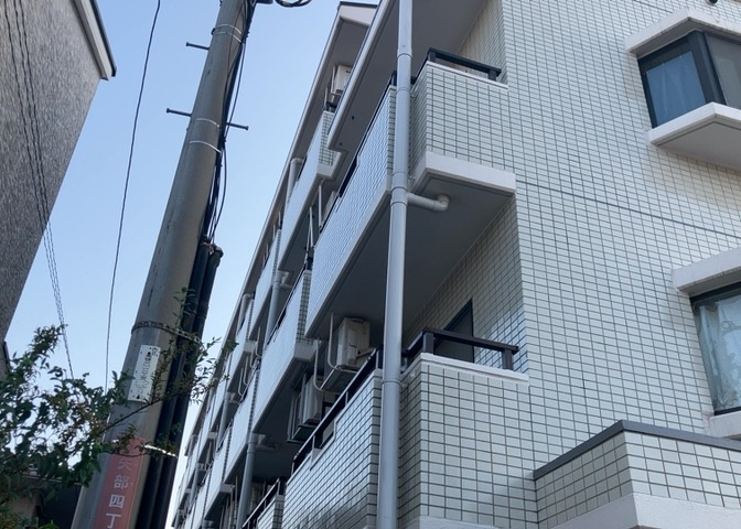 一般的なバルコニーは、奥行1.5ｍ程ですが、ワイルドバルコニーは2ｍまで広がっています。そのため洗濯物の間隔をあけ干すことができ、乾きやすいというメリットや、ガーデニングが楽しめる等の特徴があります。