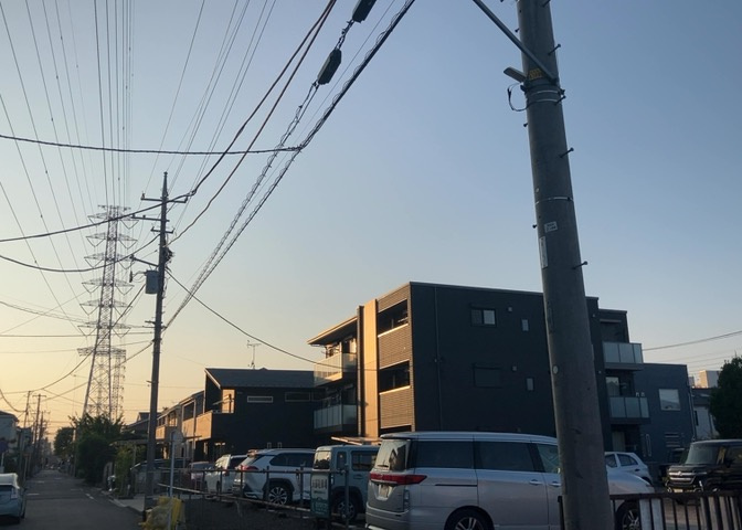 眺望の良さを楽しめるダイニングキッチンで家族団らんの時間を過ごしてはいかがでしょうか。バルコニーから見える景色を家族で眺める時間は、時間が経つのを忘れてしまいそうですね。是非、現地を見に行きましょう！