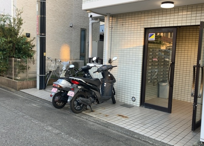 マンションの駐輪場は、事前に空きがあるか確認を取ると安心です。せっかく入居したのに駐輪スペースがない！なんてことになったら大変ですよね。そこで、内見時や購入前にはまず事前に確認しておくと良いでしょう。