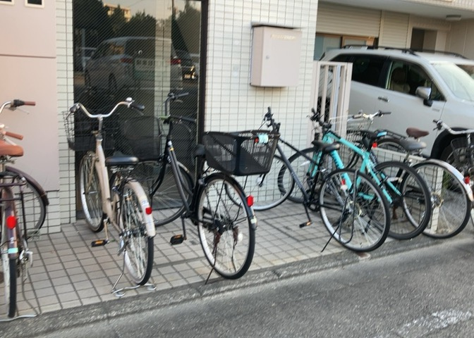 車一台あたりに必要なスペースは、標準サイズの普通自動車で横幅2m50cm、長さ5mは必要になります。ただし、乗降のことも考慮して横幅3m30cm、長さ5m50cmほどは確保できるところを選びましょう。