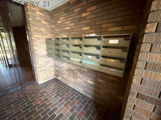 周辺には保育園、幼稚園、小学校、各種クリニックや銀行が集結しており、家族連れでも生活しやすい環境が整っています。