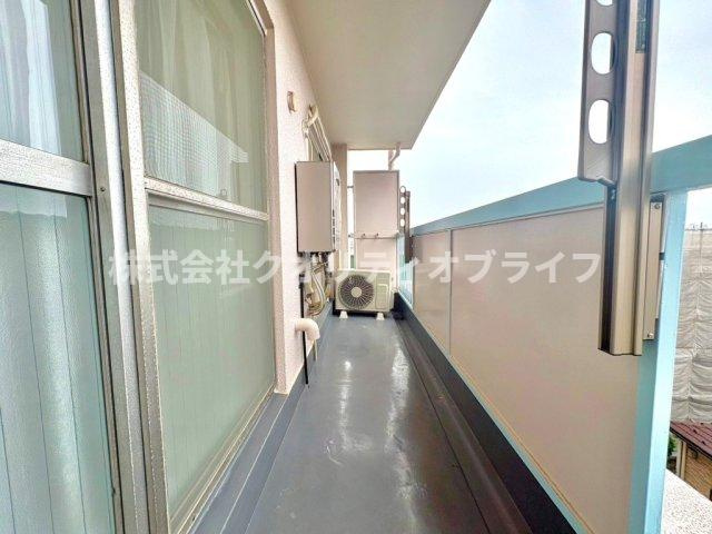2方向からの景色と光を楽しめる、角部屋ならではの贅沢な眺望パターン。部屋の奥まで心地よい風が通り抜け、室内全体の空気感がいつも爽やかに保たれる心地よさを実感できます。