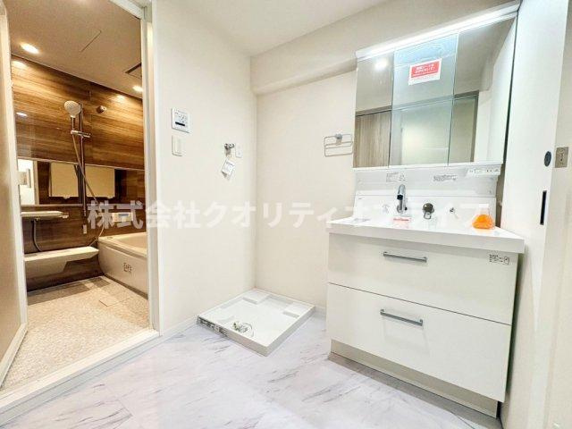 ゆとりある洗濯機置き場を併設した、使い勝手の良い洗面脱衣室。お風呂場への動線もスムーズで、脱衣から洗濯、朝の準備までを一歩の移動で効率よくこなせる、家事ラクを意識した機能的な間取りです。